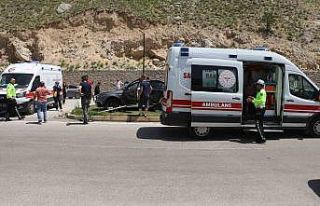 2 araç kavşakta çarpıştı, 3’ü çocuk 6 kişi...