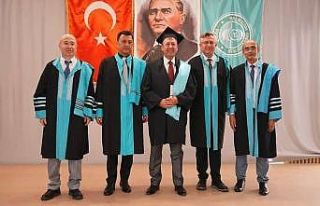 60 yaşında üniversite diploması sahibi oldu