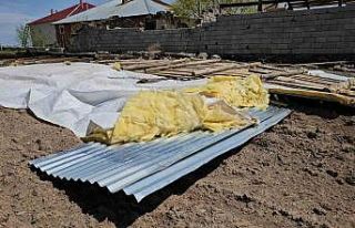 Adilcevaz’da fırtına çatıları uçurdu