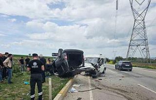 Afyonkarahisar’da kamyonet ile hafif ticari araç...