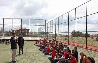 Ahlat’ta öğrencilere 2 bin meyve fidanı dağıtıldı