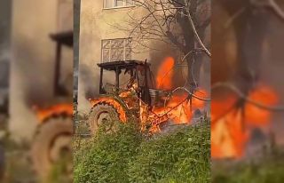 Ahşap ev ve traktör alevlere teslim oldu