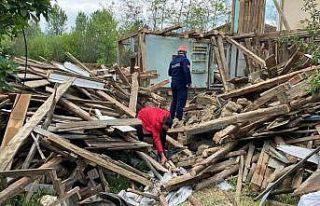 Ahşap evin yıkım çalışmasında 1 işçi göçük...