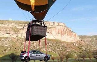 Aksaray’da balonla otomobil uçurdular