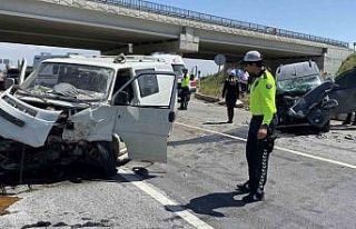 Aksaray’da minibüs ile hafif ticari araç çarpıştı:...