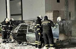 Aksaray’da yanan otomobil hurdaya döndü