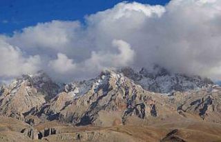 Aladağlar’da zirve tırmanışı yapan dağcılar...
