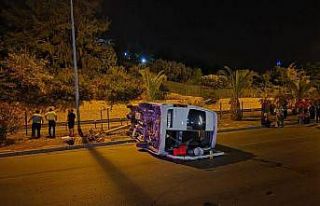 Alanya’da aydınlatma direğine çarpan minibüs...