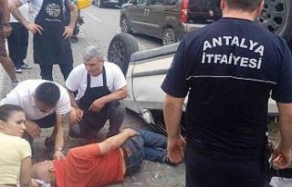 Alanya’da kontrolden çıkan kamyonet önce otomobile...