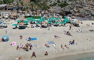 Alanya’da sıcak havayı fırsat bilen turistler...