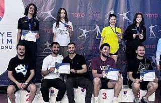 Alanyasporlu eskrim sporcuları şehre madalya ile...