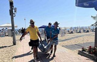 Alanya’ya tatile gelen Alman turist sahilde hayatını...