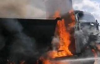 Alev alan park halindeki tır yandı