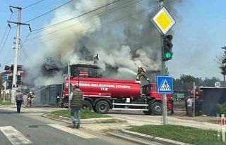 Alevler 2 katlı binayı kül etti