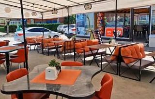 Alkollü sürücü traktör ile kafeye daldı