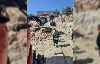 Altınözü’nde iş makinesi yangını