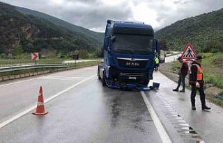 Amasya’da kontrolden çıkan tır karşı şeride...