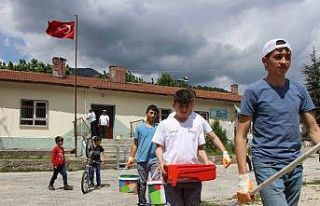 Amasya’da köy okulunu liselilerin ‘tamir takımı’...