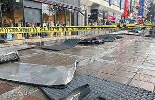 Ankara’da fırtına mağazanın talelasını uçurdu