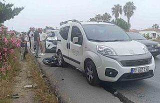 Antalya’da emniyet şeridinde duran araca motosiklet...