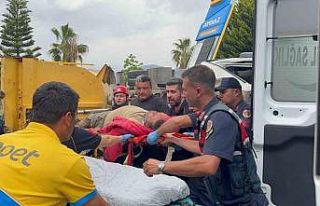 Antalya’da freni patlayan zift yüklü kamyon ortalığı...