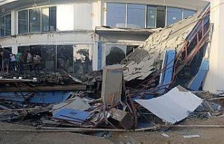 Antalya’da otel inşaatının balkonu göçtü:...