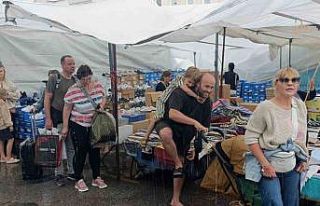 Antalya’da turistlerin pazar keyfini yağmur bile...