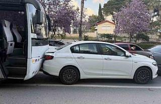 Antalya’da zincirleme kaza: 2’si çocuk 3 kişi...