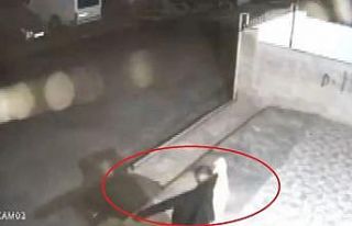 Apartmandaki motosikleti ve balkonda asılı ceketi...