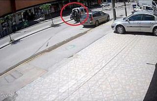 Araca çarpan motosiklet takla attı, 1 kişi yaralandı