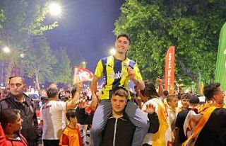 Araçlarına Fenerbahçe bayraklı tabut yerleştiren...