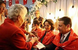 Aras çiftine kına sürprizi