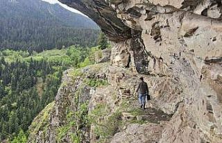 Artvin’de tarihi ticaret yolu drone ile görüntülendi