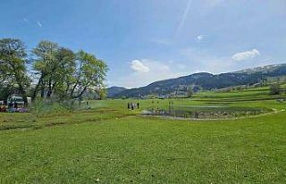 Artvin’in Ardanuç ilçesindeki Tosunlu Gölü doğaseverlerin...