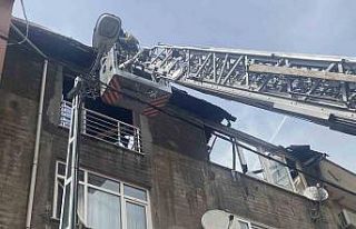 Ataşehir’de bir binanın çatı katı yanarak alevlere...