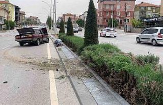 Aydınlatma direğine çarpan otomobil orta refüjü...