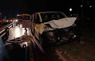 Aynı firmaya ait 2 tur aracı çarpıştı, 4’ü...