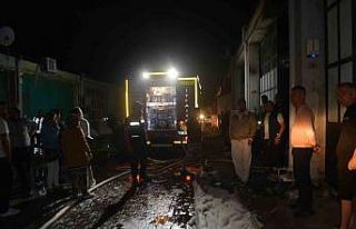 Ayvalık’ta gözlük fabrikası alev alev yandı