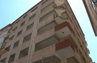 Bahçelievler’de yıkımı yapılan binanın balkonu...
