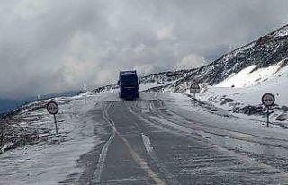 Bahçesaray yolunda Mayıs karı etkili oldu
