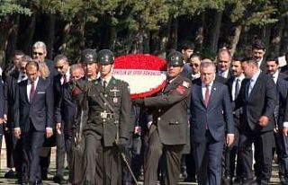 Bakan Bak, gençler ve sporcularla Anıtkabir’i...