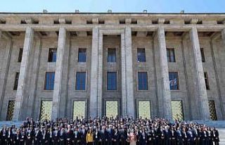 Bakan Bak, temsilci gençlerle meclisi ziyaret etti