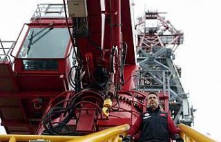 Bakan Bayraktar, Abdülhamid Han sondaj gemisini ziyaret...