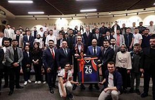 Bakan Bayraktar, Anadolu Üniversitesi’nde gençlerle...