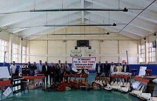 Bakan Tekin’den Oltu’daki okullara malzeme desteği