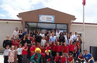 Balıkesir Üniversitesi öğrencilerinden köy okuluna...