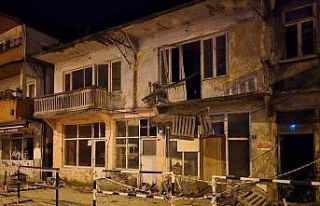 Balkon park halindeki aracın üzerine düştü
