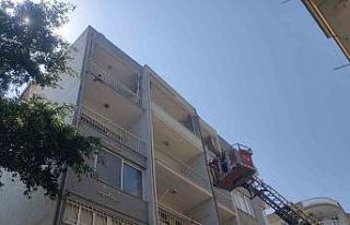Balkondaki ağda mahsur kalan güvercini itfaiye kurtardı