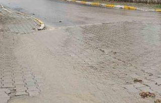 Bandırma’da sağanak yağış sele neden oldu...Vatandaşlar...