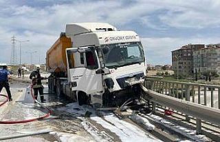 Bariyerleri aşarak ilerleyen kamyon üst geçitten...